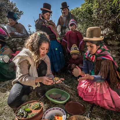 Rasia Taha con mujeres productoras de la región. 