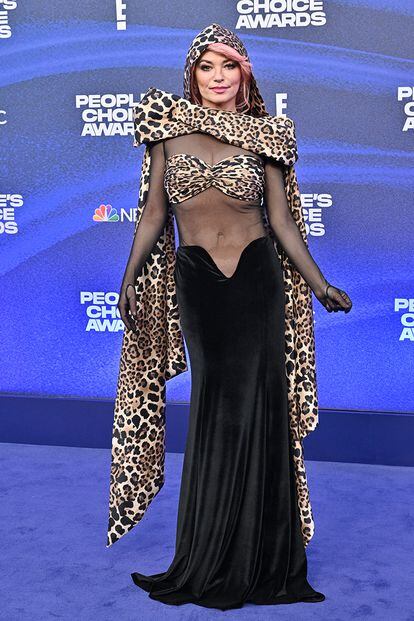 Shania Twain, con su pelo rosa chicle, hizo homenaje a su estilo noventero con este vestido de estampado de leopardo custom de Rodarte para recoger el premio de "Music Icon".