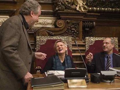 Eugeni Forradellas (de pie) charlando con Imma Mayol y Xavier Casas antes del inicio del pleno.