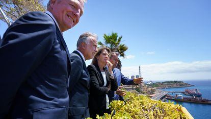 Teresa Ribera, este lunes, con el presidente de Canarias, Ángel Víctor Torres; el alcalde de Santa Cruz de Tenerife, José Manuel Bermúdez; y el consejero delegado de Cepsa, Maarten Wetselaar, en Tenerife.