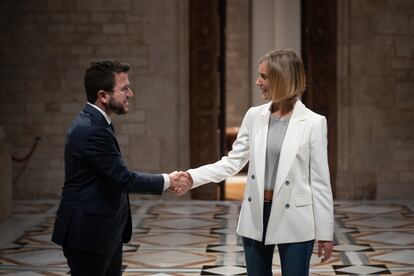 El presidente de la Generalitat, Pere Aragonès, y la líder de los comunes, Jéssica Albiach, justo antes de firmar el acuerdo de presupuestos. / DAVID ZORRAKINO (EUROPA PRESS)