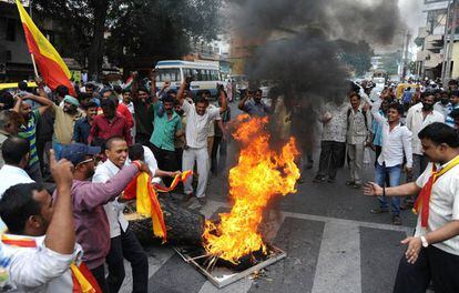Activistas de Karnataka queman una efigie del l&iacute;der del estado vecino, Tamil Nadu, este martes en Bangalore (India).