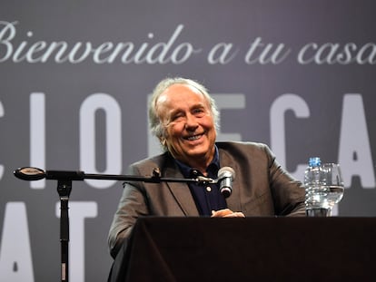 Joan Manuel Serrat sonrie durante la rueda de prensa que dio en Buenos Aires, el 2 de noviembre de 2022.