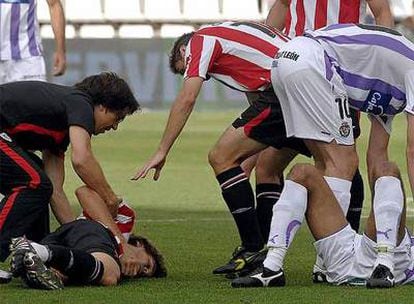 Fernando Llorente y Nivaldo Batista, tendidos en el suelo.