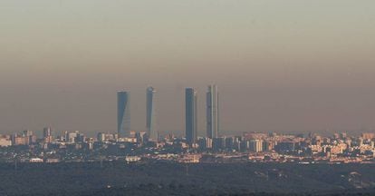 Nube de contaminación sobre Madrid en una imagen tomada desde Torrelodones.