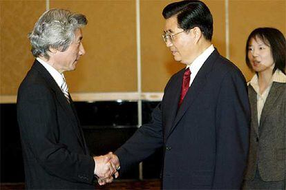 El primer ministro de Japón, Junichiro Koizumi, estrecha la mano del presidente de China, Hu Jintao.