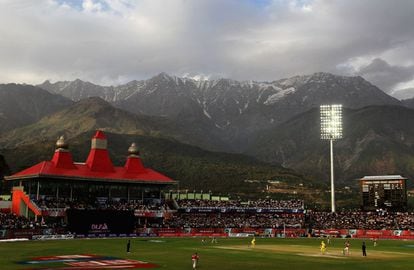 En Dharamsala (India) se encuentra el mejor campo de críquet del mundo, más conocido como estadio de la HPCA (Himachal Pradesh Cricket Association), una pequeña joya rodeada de magníficos paisajes. A más de 1.450 metros sobre el nivel del mar, ofrece vistas espectaculares de los nevados montes Dhauladhar y el pintoresco valle de Kangra. En 2010, el estadio alcanzó fama mundial por participar en la liga hindú de críquet.