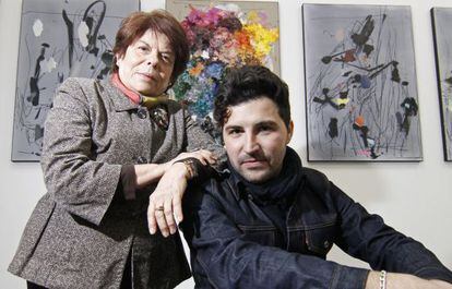 Secundino Hernandez, pintor, junto a Carmen Garrido experta de El Prado
