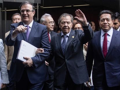 Marcelo Ebrard camina con Muñoz Ledo y Mario Delgado durante su comparecencia en el Congreso.