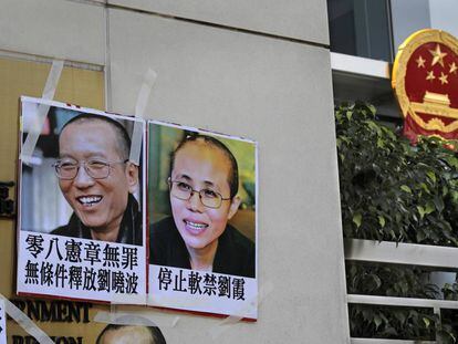 Retratos colgados por manifestantes en solidaridad con Liu y su esposa, Xia, ante la oficina de enlace con China en Hong Kong.