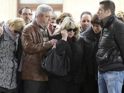 Familiares de Azkue, junto a vecinos de Zarautz y Orio, en una de las concentraciones tras el crimen.