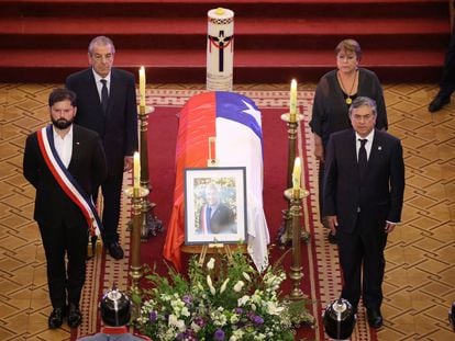 Gabriel Boric, Eduardo Frei, Juan Antonio Coloma y Michelle Bachelet, durante el funeral de Sebastián Piñera, este viernes, en Santiago (Chile).