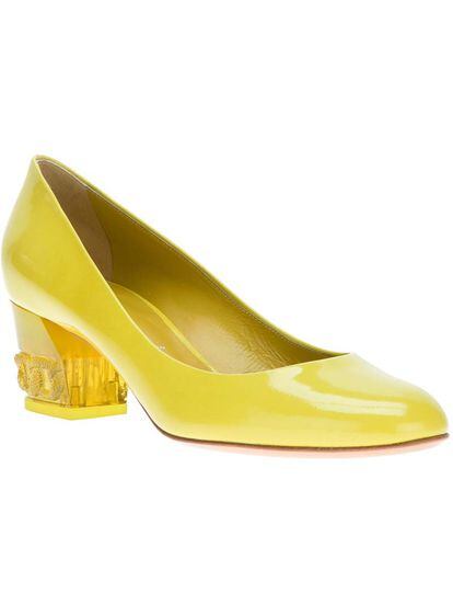Si quieres un diseño original, hazte con este zapato de Casadei con piedrecitas en el tacón (410 euros).