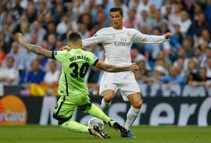 Cristiano Ronaldo, disputa un balón con Nicolas Otamendi durante el encuentro de la Champions League.