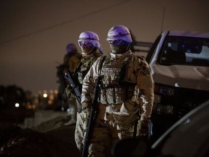 El Ejército mexicano custodian la escena de un homicidio múltiple en Tijuana.