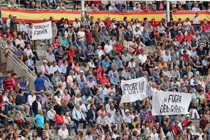 Parte de la afición de Las Ventas protesta una decisión del palco presidencial.