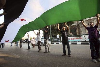 Sirios residentes en Egipto durante una protesta durante el encuentro que los ministros &aacute;rabes de Exteriores.