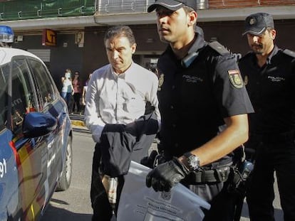 Seraf&iacute;n Castellanos entra detenido en el juzgado de Sagunto.