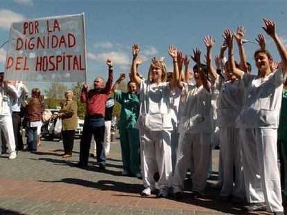 Manifestación de trabajadores del hospital Severo Ochoa de Leganés pidiendo la dimisión del consejero de Sanidad del Gobierno de Madrid en abril de 2005.
