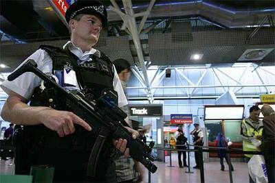 Un policía armado vigila la terminal 4 del aeropuerto de Heathrow (Londres) el pasado día 14.