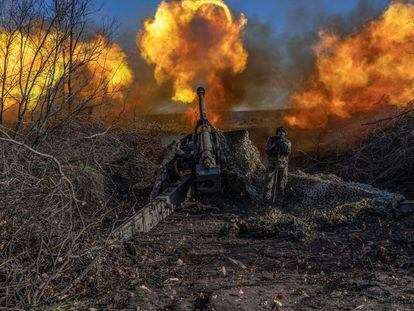 Soldados ucranios disparan cerca de un tanque en Bajmut, en el este de Ucrania, el 8 de noviembre.
