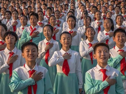 Un grupo de niños participa en un ensayo de la celebración del centenario de la fundación del Partido Comunista de China, en Pekín.
