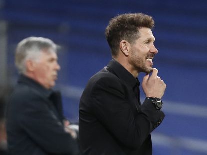 Diego Pablo Simeone, durante el Real Madrid-Atlético (2-0) disputado este domingo en el Santiago Bernabéu.