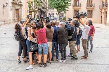 Un grupo de periodistas, el día 21 a la llegada del presidente de las Cortes valencianas a la reunión de la ejecutiva de Compromís en la que dimitió Mónica Oltra.