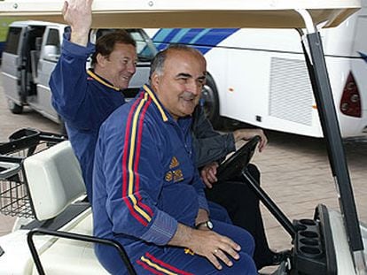 Iñaki Sáez, ayer, junto al preparador físico Manolo Delgado Meco, a bordo de un carrito de golf.