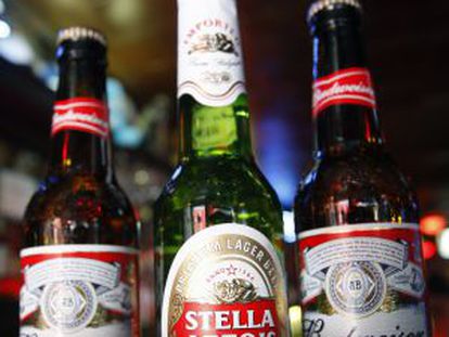 Botellas de cervezas Budweiser, de Anheuser- Bush y Stella Artois.