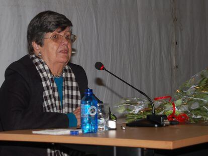 Leonor Sarmiento Pubillones, presidenta emérita del Ateneo Español de México, impartiendo una charla en su localidad natal en Asturias.