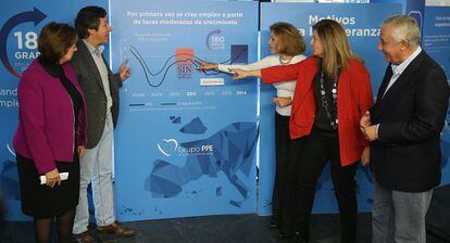 Dirigentes del PP presentando ayer en la sede del partido una campaña sobre el fin de la crisis.