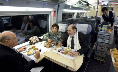 Tres pasajeros del viaje inaugural de la línea del AVE Barcelona-Madrid, desayunan durante el trayecto.