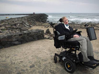 El cient&iacute;fico brit&aacute;nico Stephen Hawking, fotografiado en la playa del Camis&oacute;n de Arona (Tenerife).   