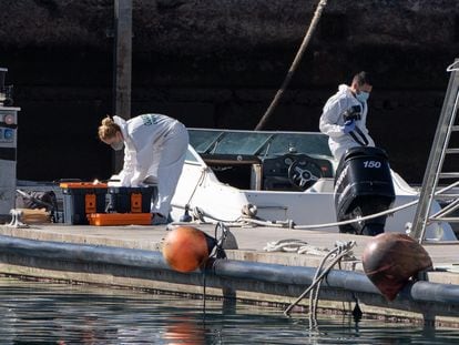 La Policía Científica analiza la embarcación del hombre desaparecido con sus dos hijas y que fue hallada en alta mar sin sus ocupantes.