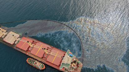 Vista aérea del granelero semihundido que está vertiendo aceite y fueloil frente a la costa de Gibraltar, este jueves.
