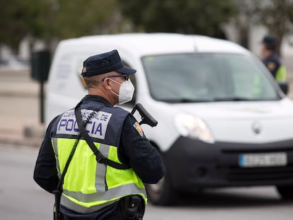 Un agente de la Policía Nacional, en Málaga.