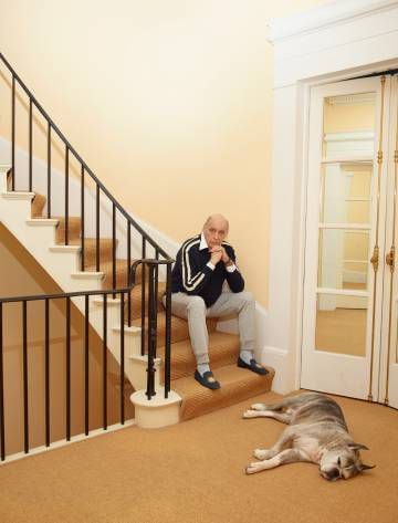 Reinaldo Herrera y su perro Marcos en las escaleras de su casa de Nueva York. Hacia arriba, el despacho. Tras la puerta, el salón azul.