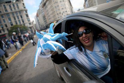 Los aficionados salen a las calles de Buenos Aires para animar a su selección. 