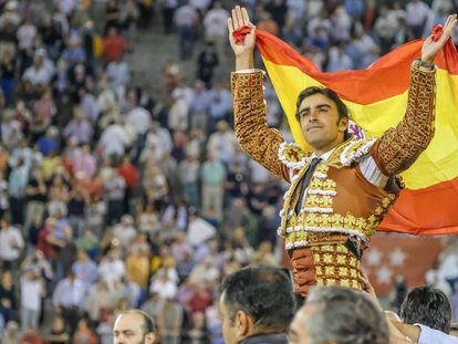 Miguel Ángel Perera, a hombros tras cortar dos orejas en Las Ventas.