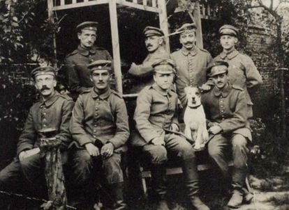Adolf Hitler, (primera fila, primero desde la izquierda), con otros correos en el puesto de mando de su regimiento, en Francia en 1915.