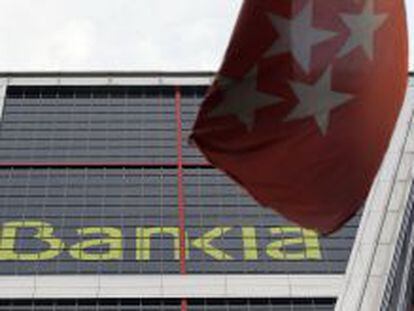 Una bandera de la comunidad madrile&ntilde;a ondea ante la sede de Bankia en Madrid. 