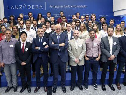 Juan Roig (centro), con miembros de Lanzadera y participantes en el proyecto.