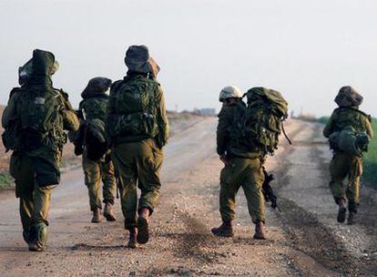 Soldados israelíes patrullan una zona en la frontera de la franja de Gaza.