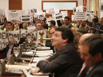 Empleados municipales y vecinos irrumpen en un pleno celebrado en 2012 para protestar por los recortes.