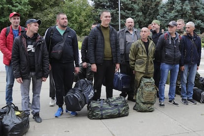 Reclutas rusos, frente a un centro de alistamiento militar situado en Volzhskiy, región de Volgogrado, el pasado 28 de septiembre.