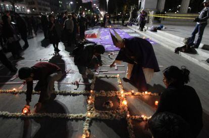 Activistas en Ciudad Ju&aacute;rez encienden velas por las v&iacute;ctimas en la velada &quot;Luces por una Vida Libre de Violencia&quot;.
