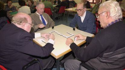 Jubilados juegan al domin&oacute; en un centro para la Tercera Edad