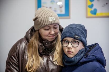 Ruslana Stepanova, una refugiada ucrania de Odesa, fotografiada en Chisinau, Moldavia, con su hijo Vova Stepanov, dentro del Centro Dignidad. Llegaron a Moldavia el 2 de marzo de 2022, después de que comenzara la guerra. Recuerda que, mientras intentaba cruzar la frontera, tuvo que esperar con su hijo en una larga cola de más de 1.500 personas. Quiere que la guerra termine y pide paz al mundo. 