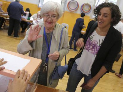 Nagua Alba (Podemos Euskadi) y su abuela, Lolo Rico.